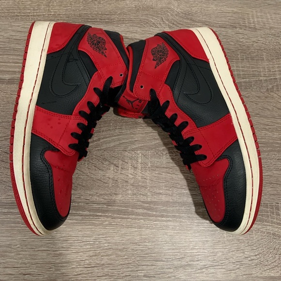 Nike Air Jordan 1 Mid Bred (2013) - Picture 2 of 5